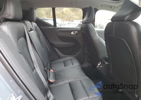 2021 Volvo Xc40 T5 Momentum z USA, uszkodzony, nr VIN YV4162UK7M2395151